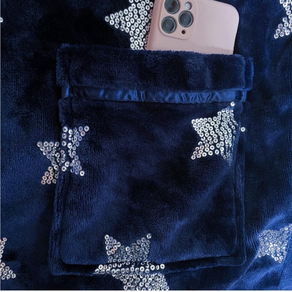Fleece Navy Blue w/stars bathrobe w/pockets - Picture 5 of 6